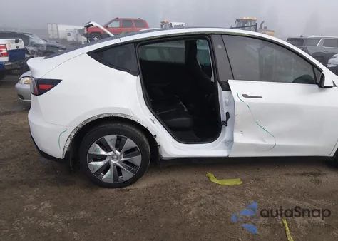 2023 Tesla Model Y Awd/Long Range Dual Motor All-Wheel Drive z USA, uszkodzony, nr VIN 7SAYGDEE9PF898056